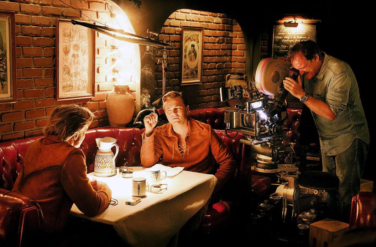 Die Geschichte geht weiter: Brad Pitt, Leonardo DiCaprio und Quentin Tarantino (v. li.) bei den Dreharbeiten zu „Once upon a Time in Hollywood“. Foto: imago images/Everett Collection/Andrew Cooper