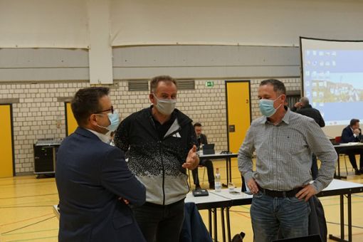 CDU-Kollegen: Ulrich Beuter (Mitte) hat die Vertagung vorgeschlagen. Götz Peter (links) und Michael Keßler diskutieren. Foto: Lück