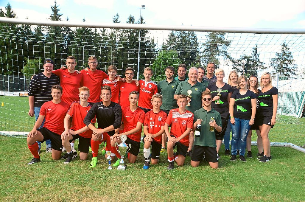 Die siegreichen Teams des   Horst-Römpp-Turnier freuten sich über ihre Pokale.  Fotos: Schwark