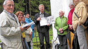 Bürgermeister führt Wandergruppe durch das Linachtal