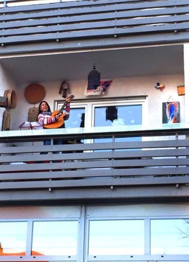 Jam-Session für die Welt – Renate Mary Wild hat auf ihrem Balkon in der Rangendinger Ortsmitte ein Corona-Flashmobkonzert gespielt. Fotos: privat, Beiter Foto: Schwarzwälder Bote