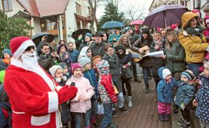 Mit einem Lied wurde der Nikolaus auf dem Marktplatz in Schopfloch begrüßt.   Foto: Ade Foto: Schwarzwälder Bote