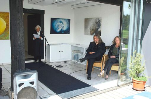 Brigitte Wagner (von links) hat wieder vielfältige Künstler für die aktuelle Ausstellung in der Galerie auf dem Fehllochhof gewinnen können. Zwei davon sind Holger Much und Tanja Robisch. Foto: Franke
