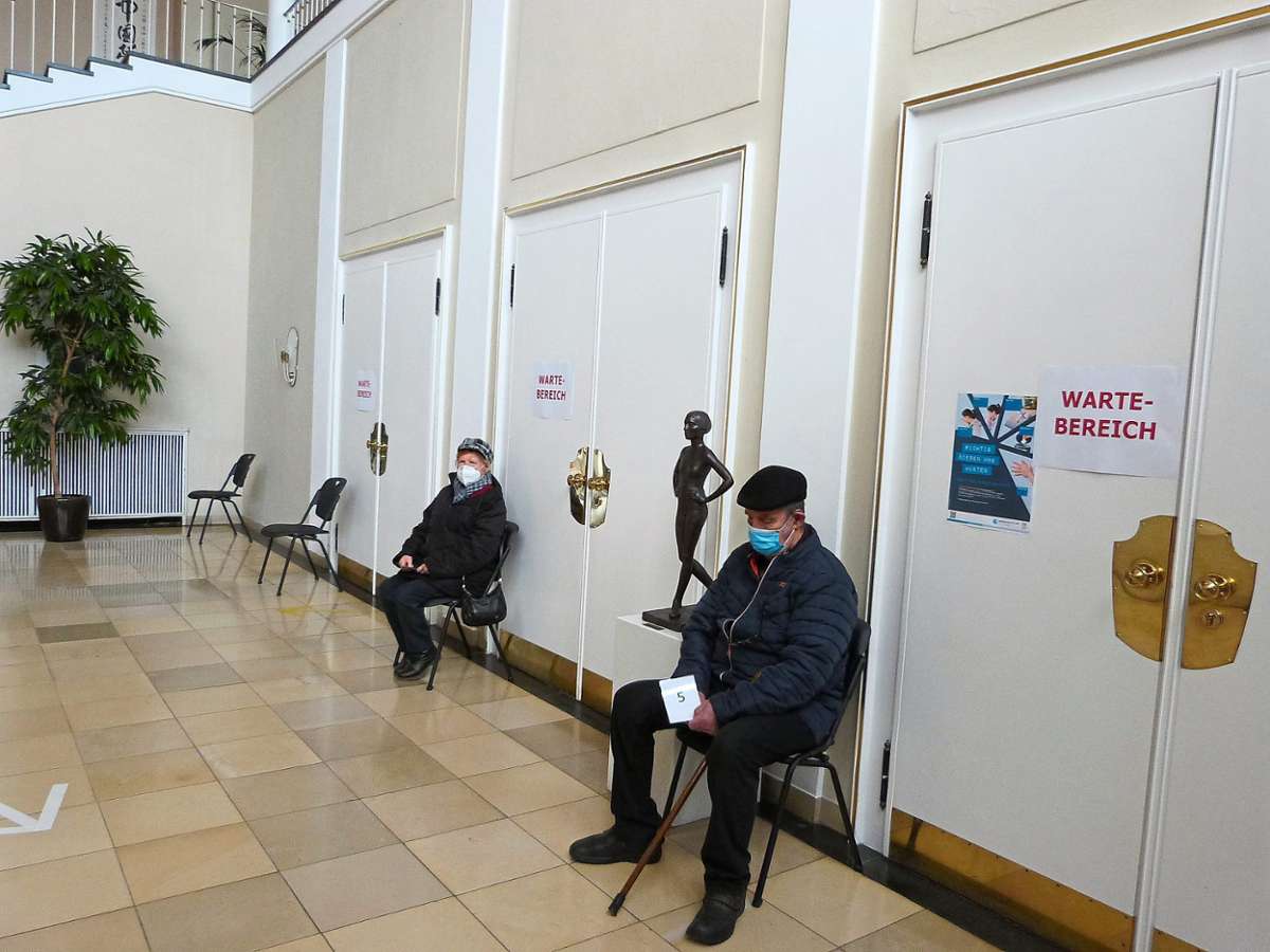Bürger warten im Corona-Testzentrum im Foyer des  Kurhauses auf das Ergebnis ihres Corona-Schnelltests.