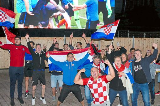Begeistert feiern kroatische Fans den Einzug ihrer Nationalmannschaft ins WM-Finale auf den Marktplatz.   Foto: Ketterer Foto: Schwarzwälder Bote