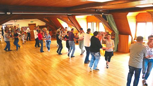 Im Lombacher Bürgerhaus machen sich Tanzpaare mit dem Salsa vertraut. Foto: Heinzelmann Foto: Schwarzwälder Bote