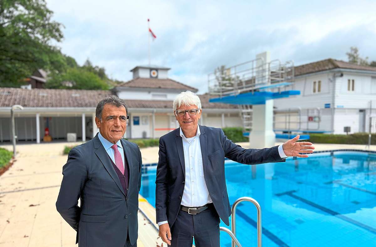 Hüseyin Aydogan (links) und Bürgermeister Klaus Hoffmann besuchten das Freibad in Bad Herrenalb. Foto: Nashira