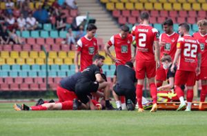 Felix Götze vom Fußball-Drittligisten 1. FC Kaiserslautern liegt verletzt auf dem Spielfeld. Foto: imago images/Contrast/O.Behrendt