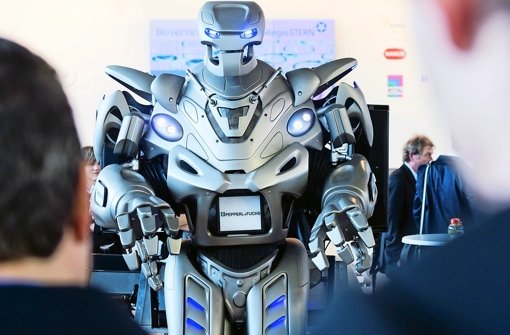Welche Anlage darf es sein? Wenn Roboter in der Zukunft auch Finanzberatung machen, sollten sie  freundlicher schauen als dieses  auf der Hannover Messe im Frühjahr präsentierte Exemplar. Foto: dpa