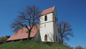 Der untere Teil des Kirchturms ist vermutlich das älteste Gebäude in Fluorn. Foto: Bernd Piper