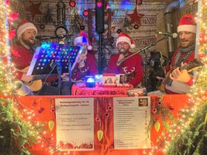 Das Quartett Leder und Schweiß aus Wachendorf präsentierte sich auf dem Weihnachtsmarkt vor dem Café Theresia in Bad Imnau als lebende Jukebox. Foto: Haid Foto: Schwarzwälder Bote