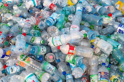 Pro Jahr werden in Deutschland laut Deutscher Umwelthilfe 17,4 Milliarden Einweg-Plastikflaschen verbraucht, was 450.000 Tonnen Müll entspricht. Foto: Kahnert/dpa