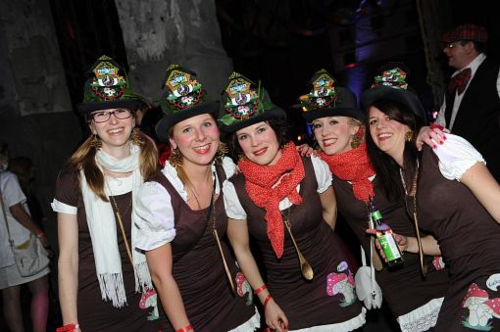 Tausende verkleidete Besucher feierten beim ersten Konfettiball im Rottweiler Kraftwerk.