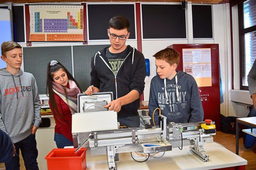 Der  Auszubildende der Firma Schneider zeigt den Schülern, mit welchen Maschinen man im Betrieb zu tun hat.  Foto: Zelenjuk Foto: Schwarzwälder Bote