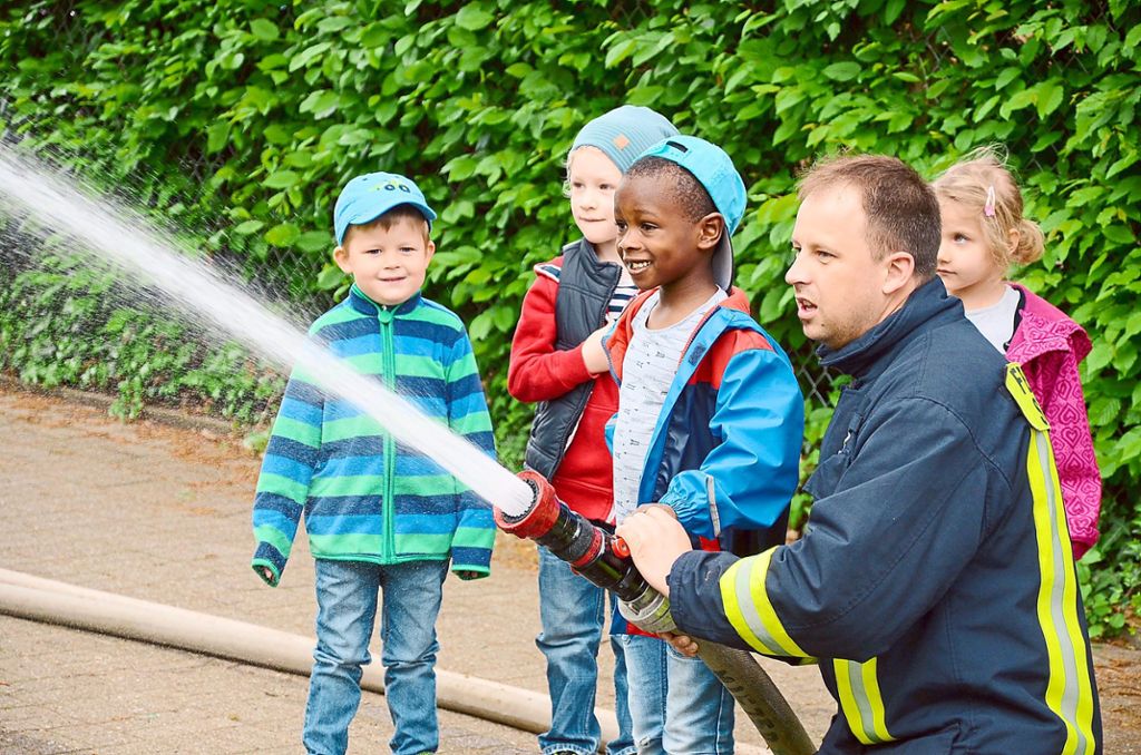 Immer wieder treffen Schwanauer  Kindergartenkinder auf die Feuerwehr. Beide profitieren auch im Haushalt 2020. Für die Feuerwehr Wittenweier/Nonnenweier gibts ein neues Gerätehaus, für den Kindergarten eine weitere Gruppe.  Archivfoto: Bühler