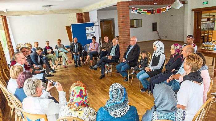 Volker Kauder besucht Flüchtlingsunterkunft