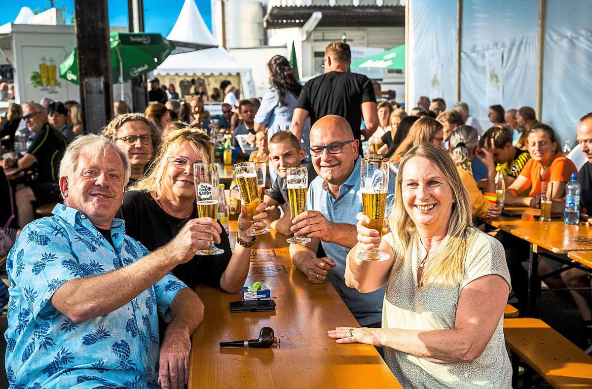 Mit frisch gezapftem Bier genießen die Gäste den Aufenthalt auf dem Hochdorfer Hopfenfest.