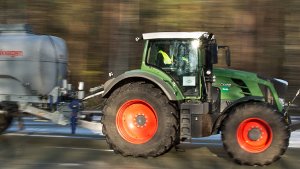 Betrunkener Landwirt kippt mit Traktor um