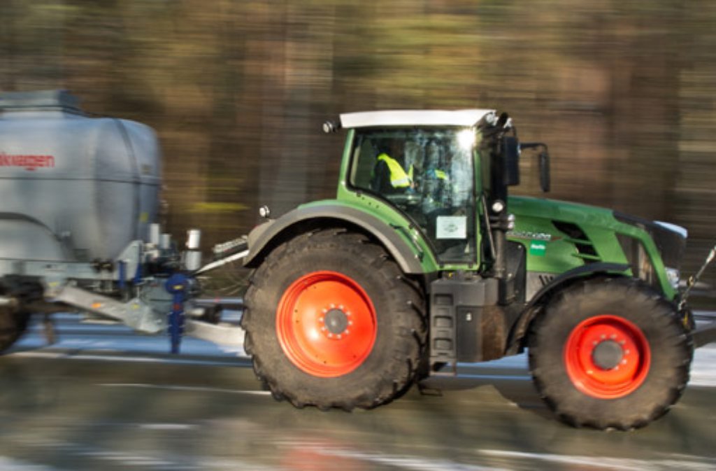 Blaulicht vom 10. November: Traktor drängt Auto von Straße ab