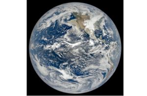 Die Satellitenaufnahme der US-Weltraumbehörde Nasa zeigt die Erdkugel mit Nordamerika und dem Pazifik Foto: Lauren Dauphin/Nasa Earth Observatory/Modis/Nasa Eosdis/Lance/dpa