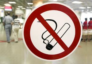 Wer auf eine bis vier Zigaretten täglich verzichtet, kann innerhalb von zehn Jahren bis zu 3000 Euro einsparen. Foto: Archiv