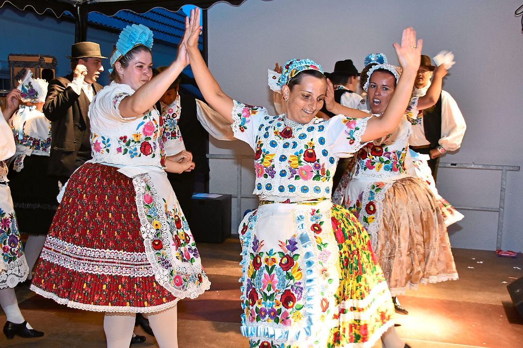 Farbenfrohe Feier: Die Folkloregruppe Miske aus Ungarn war ein echter Hingucker. Für die Tänzer stand am Sonntag bereits die Abreise an. 16 Stunden Busfahrt warteten auf sie.