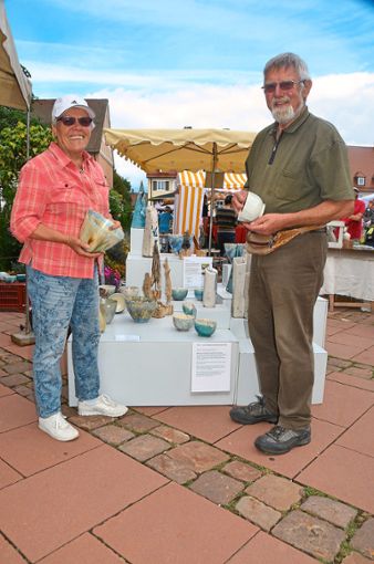 Eberhard Jagdmann und seine Frau beim Töpfermarkt.  Foto: Archiv Foto: Schwarzwälder Bote