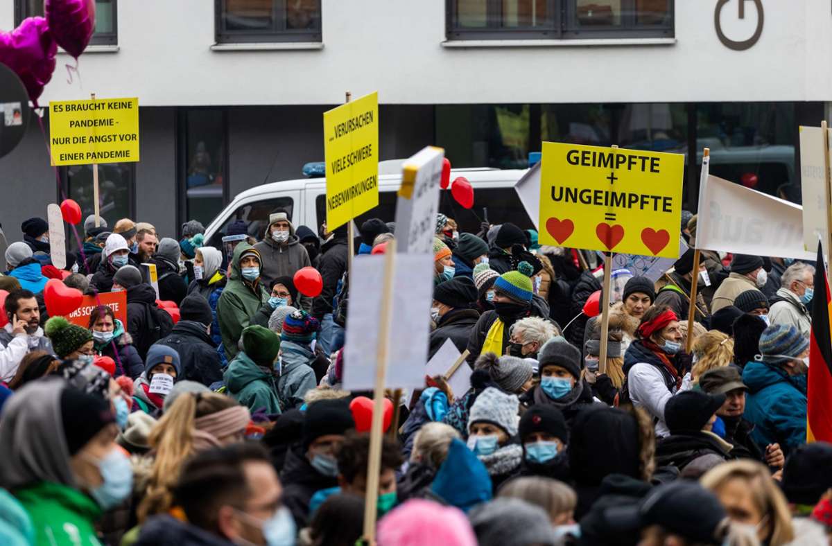 Teilnehmer einer Demo gegen die Corona-Maßnahmen auf der Friedrichstraße in Freiburg