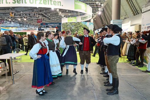 Die Volkstanzgruppe Frommern wirbt auf der Messe CMT in Stuttgart für sich und die Zollernalb. Foto: Privat