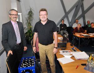 Das Geschenk passt (fast): Thomas Haas ehrte Michael Grumbach (rechts) für 25 Jahre bei der Stadt Schiltach. Foto: Wegner Foto: Schwarzwälder-Bote