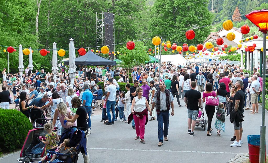 Tausende Besucher kamen auch in diesem Jahr zum Bad Wildbader Sommerfest mit Enzanlagenbeleuchtung in den Kurpark.