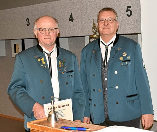 Roland Schwarz (links) wird zum Ehrenoberschützenmeister ernannt, Christof Pomorin (rechts) leitet nun den Schützenverein Trichtingen. Foto: Weisser Foto: Schwarzwälder Bote