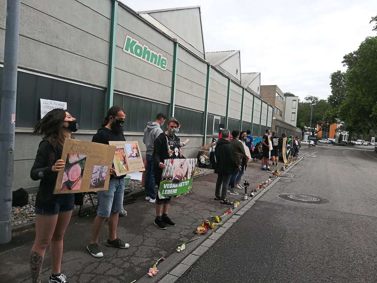 Mit Plakaten bewaffnet hielten Aktivisten jüngst eine Mahnwache in Birkenfeld ab.  Foto: Strauß