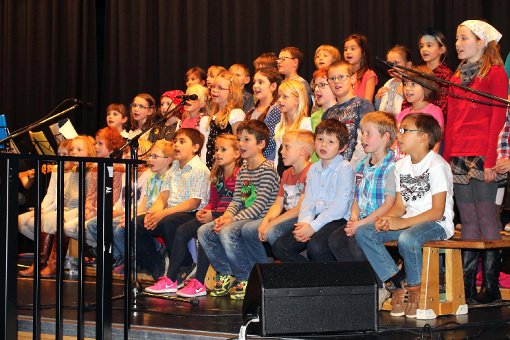 Der Schulchor der Grundschule Aichhalden singt Evergreens der Kinderlieder.  Fotos: Andreae Foto: Schwarzwälder-Bote