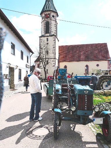 Die Ortsmitte mit der alten Kirche bot eine prima Kulisse für den zweiten Flohmarkt der Owinger Schlepperfreunde.  Foto: Kost Foto: Schwarzwälder-Bote
