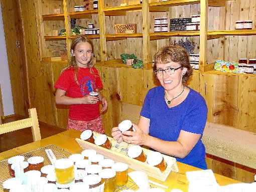 Die Familie hilft mit: Claudia Ketterer und Tochter Judith beim Etikettieren der Marmeladegläser in der Früchteküche.  Foto: Bombardi Foto: Schwarzwälder-Bote