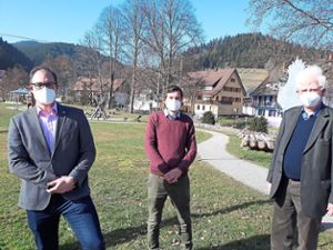 Bürgermeister Bernd Heinzelmann (von links) berichtet Daniel Karrais (Mitte) und Dieter Kleinmann, was in Schenkenzell derzeit läuft.Foto: FDP/Rack Foto: Schwarzwälder Bote