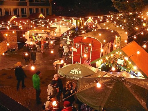 Gut besucht war am Samstag und Sonntag der Weihnachts- und Bauernmarkt unterm Lichterzelt in Enzklösterle. Foto: Ziegelbauer