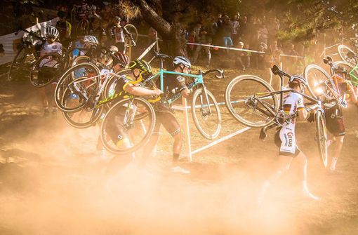 Da bleibt kein Trikot sauber: Bei Cyclo-Cross-Rennen geht es zur Sache – so wie hier beim Weltcup in Bern. Foto: Eibner