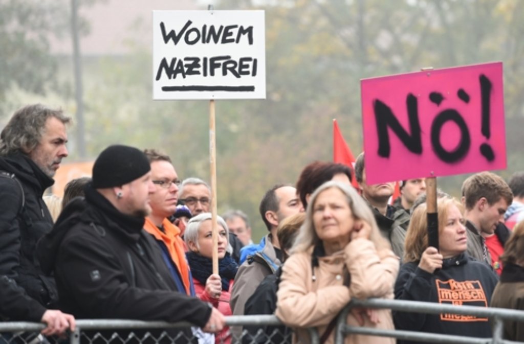 Die NPD ist am Samstag in Weinheim zu einem Parteitag zusammengekommen. Am Vormittag versammelten sich rund 400 Menschen, um gegen die rechtsextreme Partei zu demonstrieren. Foto: dpa