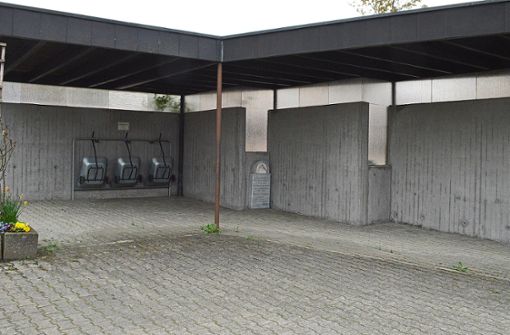 Im überdachten Bereich gegenüber der Aussegnungshalle soll der Grabstein des Schriftstellers Vinzenz Erath dauerhaft aufgestellt werden. Foto: Herzog