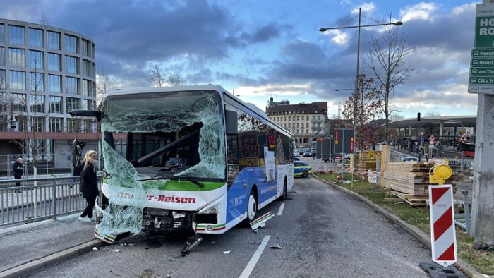 Acht Verletzte bei Auffahrunfall zwischen Bus und Lastwagen