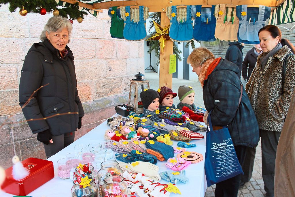 Buntes Treiben auf dem ersten Fischerbacher Weihnachtsmarkt: Der Erlös kommt in Teilen der Arbeit von Schwester Arimathäa zugute, wie hier am Stand der Frauengemeinschaft.