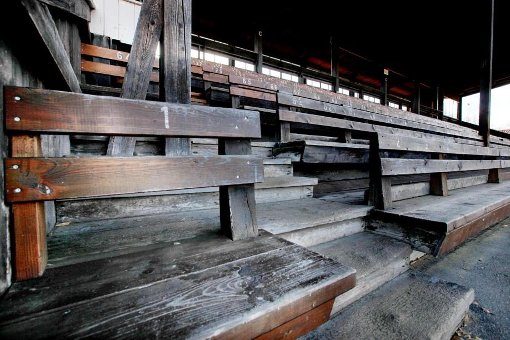 Haben bald ausgedient: die alten Sitzplätze auf der Tribüne des Au-Stadions.  Foto: Maier