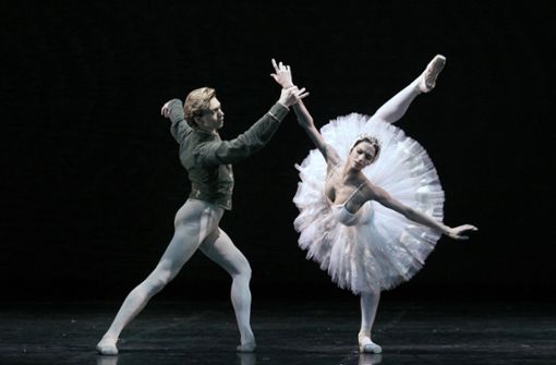 Normalerweise wird  „Schwanensee“ auf der Bühne aufgeführt – eine russische Ballerina verlegte ihre Performance  auf das Eis. Foto: dpa/Claudia Esch-Kenkel
