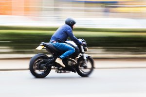 Wäre der Motorradfahrer mit einem Helm zum Bäcker gefahren, wäre ihm ein Bußgeld erspart geblieben. (Symbolfoto) Foto: Christian Mueller/Shutterstock