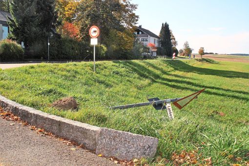 Das umgefahrene Schild am Lankenbühl. Foto: Preuß Foto: Schwarzwälder Bote