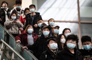 Die Menschen in Wuhan tragen immer noch überall Maske – obwohl das Pandemiegeschehen dort gleich null ist. Foto: AFP/STR