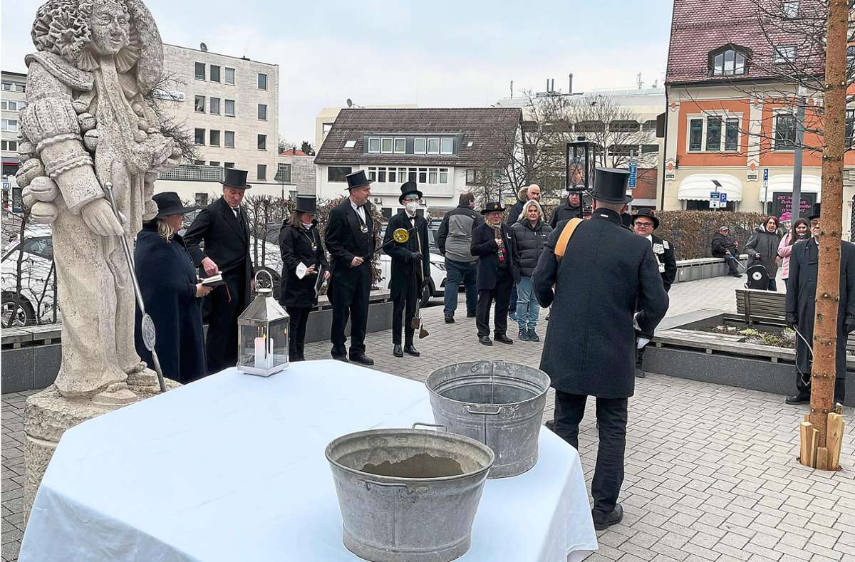 Fasnet in Schwenningen: Narren waschen Geldbeutel im Wäschezuber statt im Narrenbrunnen