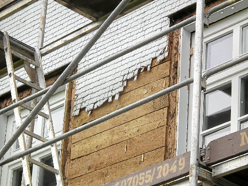 Die Schindelfassade der künftigen soziokulturellen Begegnungsstätte in Gaugenwald muss komplett erneuert werden. Foto: Stocker